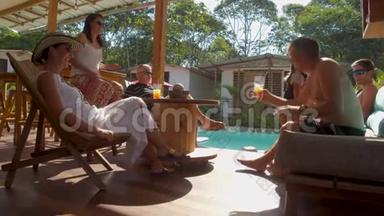在厄瓜多尔亚马逊的一个小屋里，游客在游泳池附近<strong>畅饮</strong>